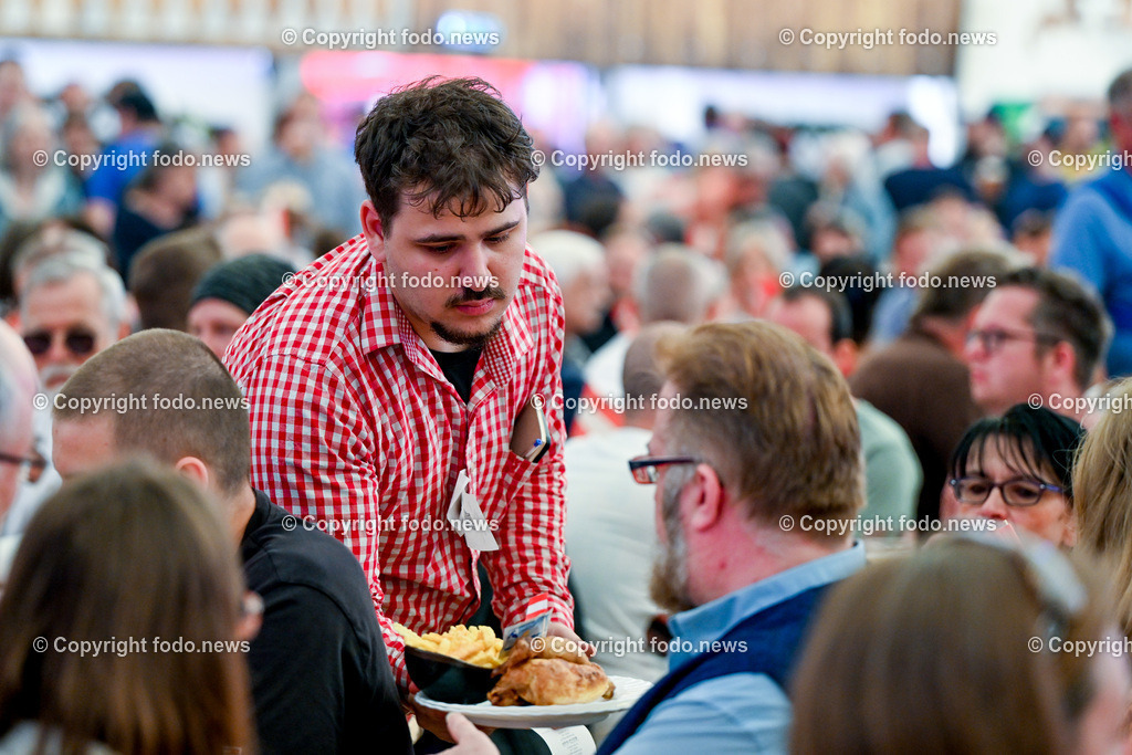 Urfahraner Jahrmarkt_ 1.Mai Kundgebung FPOE_ 01.05.2025-56 | 01.05.2025, Urfahraner Jahrmarkt, AUT, 1.Mai Kundgebung FPOE, im Bild Besucher im Bierzelt der 1.Mai Kundgebung FPOE