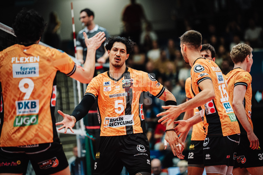 Volleyball | Herren | Saison 2025/2026 | Volleyball Ligacup | Finale | SVG Lüneburg vs. Berlin Recycling Volleys | 12.10.2024 | Nehemiah Mote (#5, BERLIN RECYCLING Volleys) jubelt
