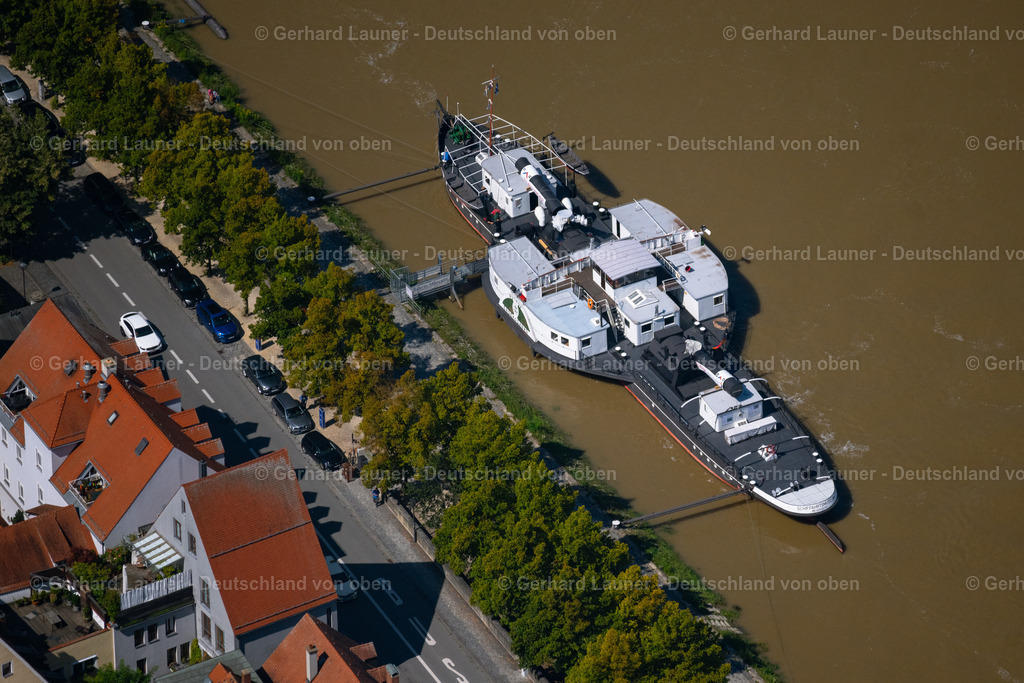 4050793 | REGENSBURG 02.09.2021 Museum- und Ausstellungs- Gebäude- Ensemble des "Donau-Schiffahrts-Museum Regensburg" auf dem Schiff an der Boots- Anlegestelle am Flussufer der Donau an der Thundorferstraße im Ortsteil Innenstadt in Regensburg im Bundesland Bayern, Deutschland. Weiterführende Informationen bei: ARBEITSKREIS - SCHIFFAHRTS-MUSEUM REGENSBURG e.V.. // Museum building ensemble of the "Donau-Schiffahrts-Museum Regensburg" on the ship at the boat dock on the banks of the Danube on Thundorferstrasse in the district Innenstadt in Regensburg in the state Bavaria, Germany. Further information at: ARBEITSKREIS - SCHIFFAHRTS-MUSEUM REGENSBURG e.V.. Foto: Gerhard Launer