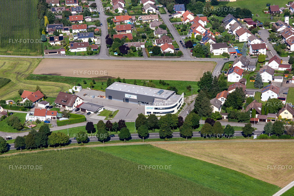 Firmengelände der Bohner Produktions GmbH mit Hallen, Firmengebäuden und Produktionsstätten. | Luftbild: Firmengelände der Bohner Produktions GmbH mit Hallen, Firmengebäuden und Produktionsstätten. im Ortsteil Gaisbeuren in Bad Waldsee im Bundesland Baden-Württemberg in Deutschland. Foto: IMG_129143.jpg vom 04.09.2021 durch ©2025 Werner Riehm fly-foto.de/copyright - Realisiert mit Pictrs.com