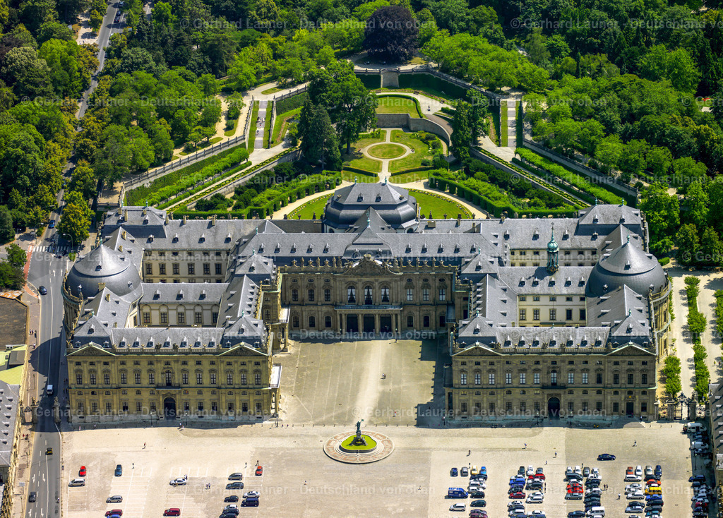 3651270 | Würzburger Residenz ist ein barocker Schlossbau am Rande der Innenstadt von Würzburg, der 1720 begonnen wurde und bis 1744 vollendet war.