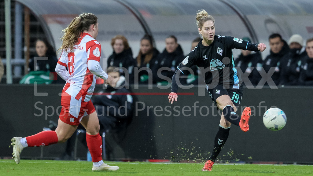 Fussball, DFB-Pokal Frauen, SC Fortuna Köln - SV Werder Bremen | v.li.: Anna Graßinger (SC Fortuna Köln, 8) und Saskia Matheis (SV Werder Bremen, 19) im Zweikampf, Duell, Dynamik, Aktion, Action, Spielszene, DIE DFB-RICHTLINIEN UNTERSAGEN JEGLICHE NUTZUNG VON FOTOS ALS SEQUENZBILDER UND/ODER VIDEOÄHNLICHE FOTOSTRECKEN. DFB REGULATIONS PROHIBIT ANY USE OF PHOTOGRAPHS AS IMAGE SEQUENCES AND/OR QUASI-VIDEO.
