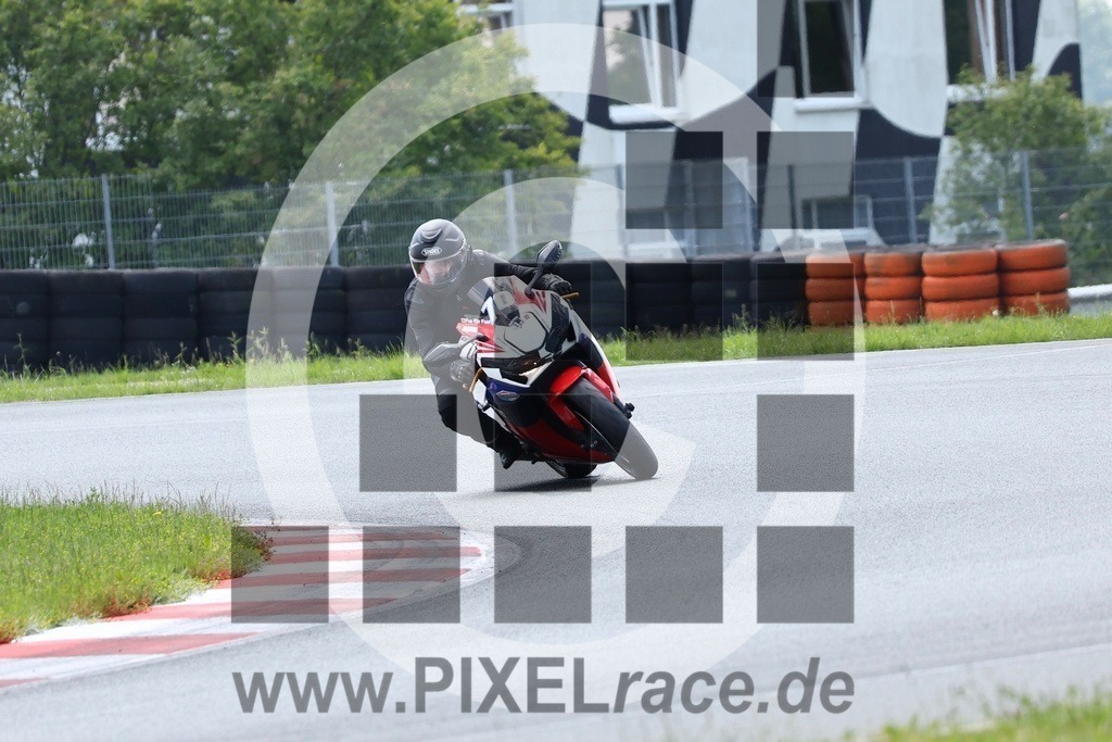 0070-20240608_12266 | Schöne Erinnerungen an spannende Momente - das festzuhalten ist unser Job. PIXELrace.de ist seit 2003 auf den Rennstrecken Europas unterwegs um die Action draußen beim Fahren und die wunderbare Stimmung imm Fahrerlager für euch einzufangen.