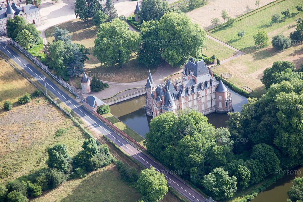 Aerial view: View of the town in Combreux in the state Loiret, France.Photo: IMG_082568.jpg taken on 06/21/2015 by Werner Riehm/FLY-FOTO.comResolution of the original: 5472 x 3648 px
