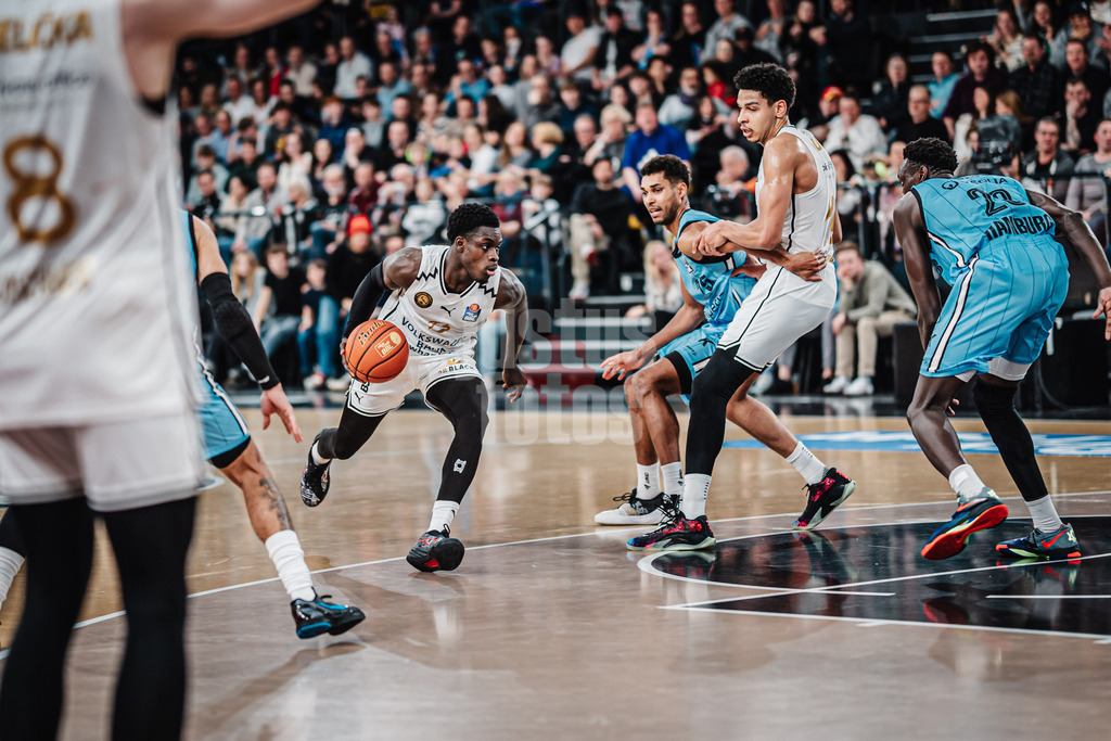 Basketball | Männer | Saison 2024/2025 | easyCredit Basketball Bundesliga | 14. Spieltag | Veolia Towers Hamburg vs. Basketball Löwen Braunschweig | 30.12.2024 | Barra Njie (#13, Basketball Löwen Braunschweig) mit dem Ball