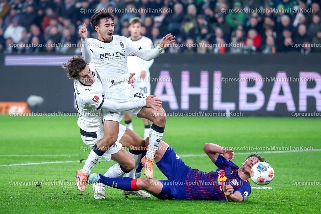 BMG28112501023 | 28.11.2025, Fußball, Borussia Mönchengladbach - RB Leipzig, 1. Fußball Bundesliga, 12.Spieltag, Borussia-Park, Saison 2025 2026: Jens Castrop (Borussia Mönchengladbach #17)  und Florian Neuhaus (Borussia Mönchengladbach #10) laufen sich selbst über den Haufen im Zweikampf gegen  Willi Orban (RB Leipzig #04) DFB regulations prohibit any use of photographs as image sequences and or quasi-video.
