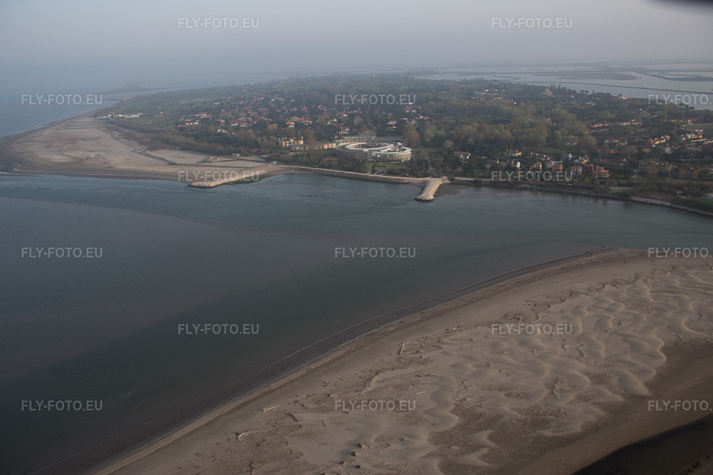 Vue aérienne: Zone côtière de la mer Adriatique - île en Isola Albarella en Vénétie à le quartier Isola Albarella in Rosolina dans le département Rovigo, Italie. Photo: IMG_087614.jpg prise le 06/04/2016 par Werner Riehm/FLY-FOTO.eu – Résolution de l'original: 5362 x 3575 px