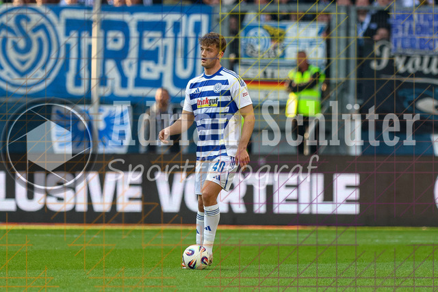 22.03.2026, GER, Fussball, Herren, 3. Liga, Saison 2025/2026, MSV Duisburg - 1860 München | Ben Schlicke (MSV Duisburg) in Aktion am Ball, Einzelaktion 