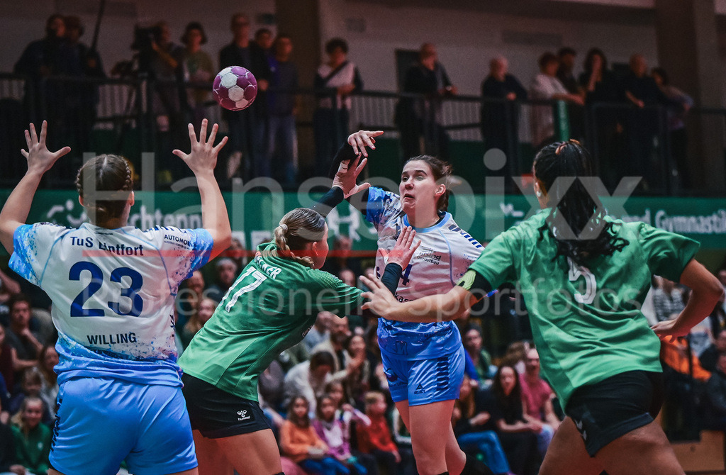 Handball, 2. Bundesliga Frauen, SV Werder Bremen - TuS Lintfort | v.li.: Jana Willing (TuS Lintfort, 23) versucht den Ball von Svenja Rottwinkel (TuS Lintfort, 24) zu fangen. Meike Becker (SV Werder Bremen, 17) und Naomi Conze (SV Werder Bremen, 5) mit dem Blockversuch, Spielszene, Aktion, Action
