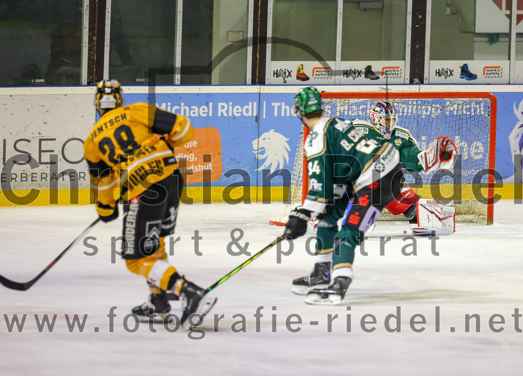 2026-02-27_138_TSV_Erding_gegen_EV_Fuessen | Erding, Deutschland, 27.02.2026:Eishockey, Oberliga Süd 2025 / 2026, 51. Spieltag, TSV Erding gegen EV Füssen, Endergebnis: 2:4Nicolas Jentsch (EV Füssen, #28), Bastian Cramer (Erding Gladiators, #34), Torwart Raphael Fössinger (Erding Gladiators, #60)Foto: Christian Riedel / fotografie-riedel.net