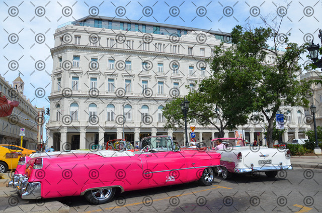 RGE_2364r | Ein Taxifahrer wartet in Havanna mit seinem Oldtimer vor dem Hotel Manzana auf Touristen.    Fotograf: Ralf Gebhardt - Realisiert mit Pictrs.com