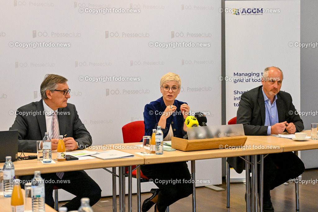 Pressekonferenz WKO Oberoesterreich_ Gasversorgung_ 03.05.2024-5 | 03.05.2024, Presseclub Linz, AUT, Pressekonferenz WKO Oberoesterreich, Ooe. Wirtschaft benoetigt sichere Gasversorgung und Wasserstoff-Perspektive, im Bild Erich Frommwald (Obmann der Sparte Industrie der Wirtschaftskammer Ooe), Doris Hummer (Praesidentin der Wirtschaftskammer Ooe), Bernhard Painz (Vorstand der AGGM Austrian Gas Grid Management AG)