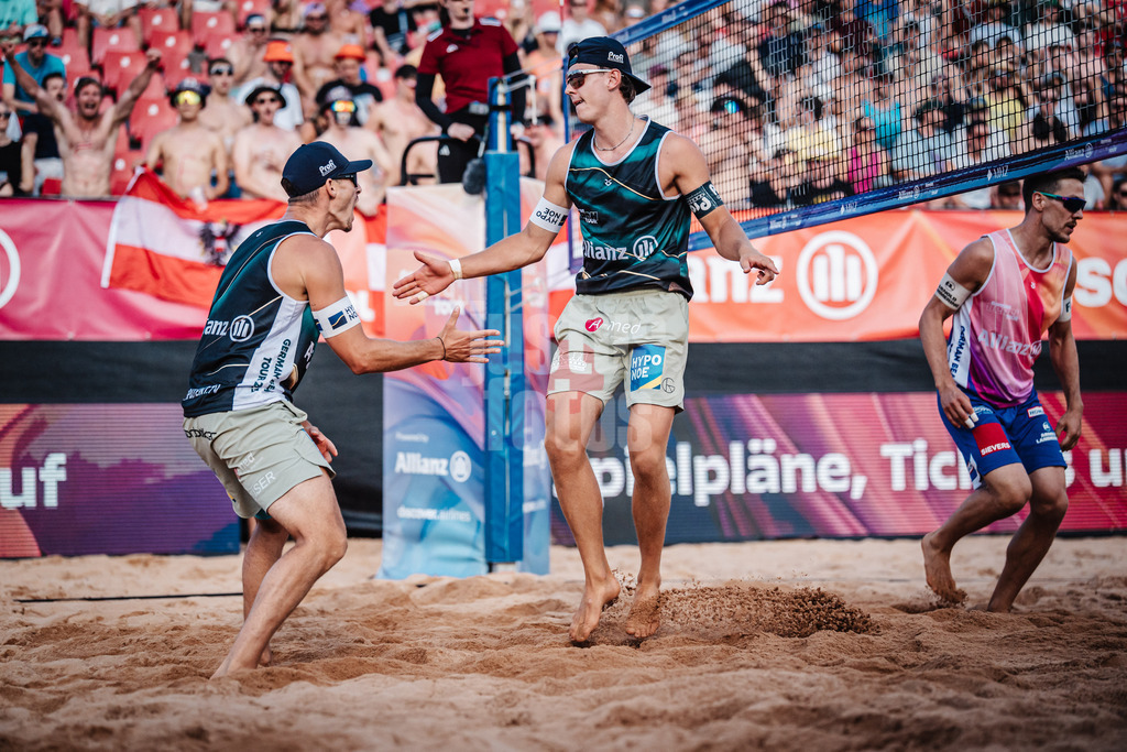 Beachvolleyball | Männer | Allianz German Beach Tour 2025 | Tourstop München | 04.07.2025 | v.l. Mathias Seiser und Laurenc Grössig jubeln