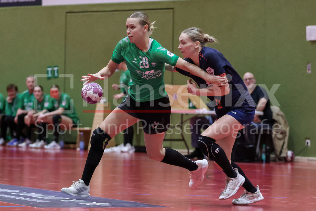 Handball, 2. Bundesliga Frauen, SV Werder Bremen - 1. FSV Mainz 05 | v.li.: Leni Ruwe (SV Werder Bremen, 28) und Neele Mara Orth (1. FSV Mainz 05, 32) im Zweikampf, Duell, Spielszene, Aktion, Action