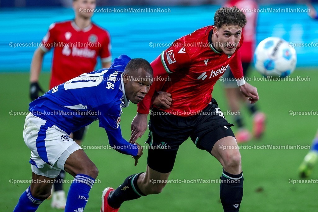 S0414032502197 | 14.03.2025, Fußball, FC Schalke 04 - Hannover 96, 2.. Fußball Bundesliga, 26. Spieltag, Veltins-Arena Gelsenkirchen, Saison 2024 2025: Pape Meissa Ba (Schalke04 #10) im Zweikampf gegen Phil Neumann (Hannover96 #5)DFB regulations prohibit any use of photographs as image sequences and or quasi-video.