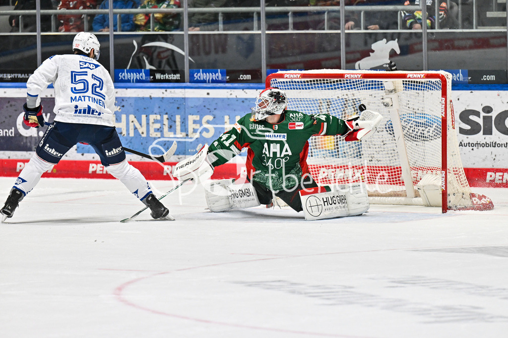 Augsburger Panther - Adler Mannheim | AUGSBURG, GERMANY - 28. DECEMBER:  Nicolas MATTINEN (Adler Mannheim 52) trifft hier den entscheidenen Penalty gegen Peyton JONES (Augsburger Panther 41) / Tor / Torschuetze / Freude / Happy während dem Match zwischen den Augsburger Panthern und den Adler Mannehim am 33. Spieltag der Penny DEL im Curt Frenzel Stadion