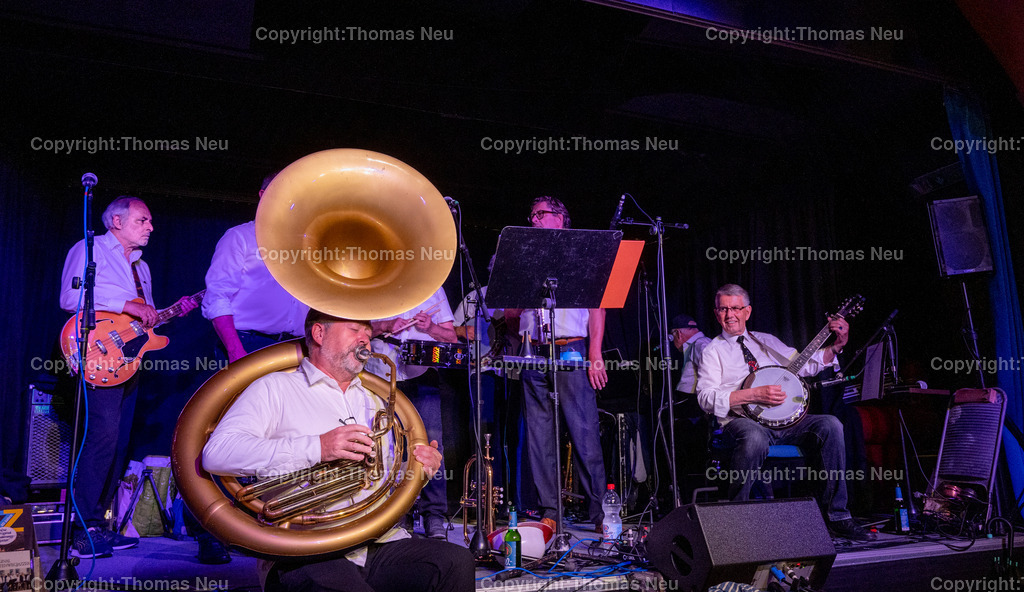 DSC_9810-2 | bbe, PiPaPo statt Sommerbühne, der Regen ließ das Konzert im Freien platzen und die Oroginal Blütenweg Jazzer  gastierten im Kelllertheater, im Vordergrund Frank Ebert am Sousaphon, rechts Bandleader Bruno Weis, ,, Bild: Thomas Neu