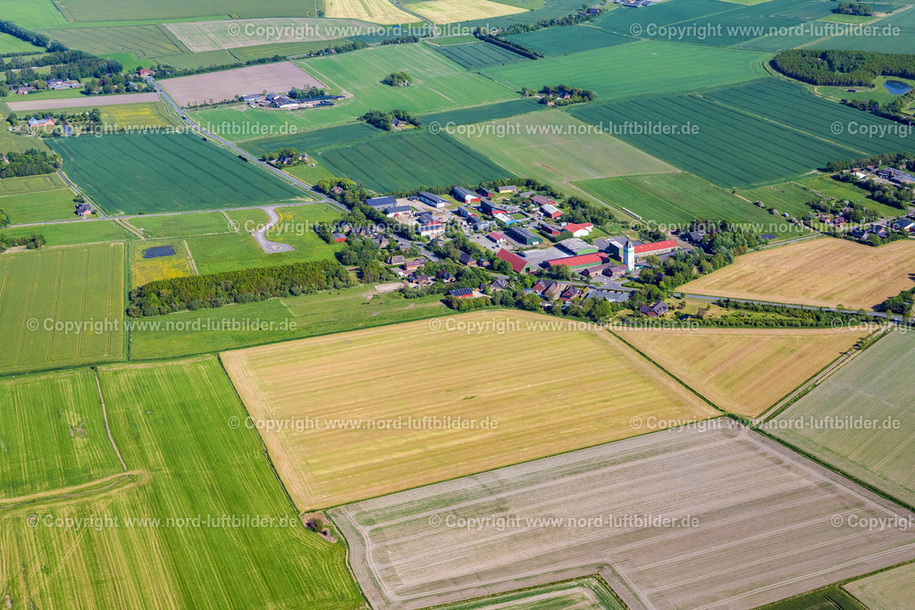Südbevertoft_ELS_0114300523 | NEUKIRCHEN 30.05.2023 Ortsansicht am Rande von landwirtschaftlichen Feldern und Nutzflächen in Neukirchen an der Ostseeküste im Bundesland Schleswig-Holstein, Deutschland. // Village view on the edge of agricultural fields and land in Neukirchen at the baltic sea coast in the state Schleswig-Holstein, Germany. Foto: Martin Elsen