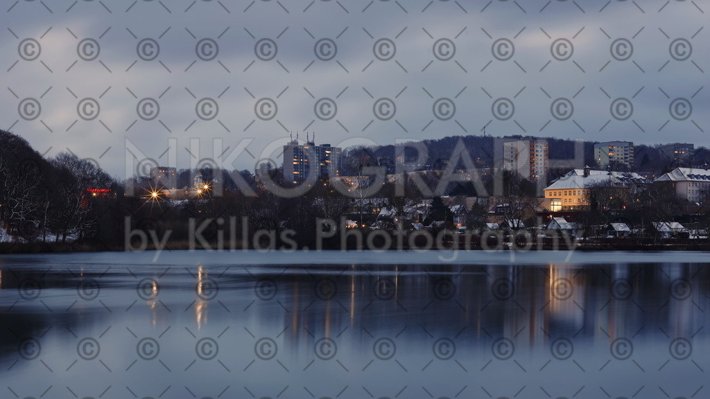 Morgenstimmung am Seilersee | Ein Wintermorgen am Seilersee in Iserlohn. Der Die Wolken spiegeln sich auf der Wasseroberfläche. Dahinter erhebt sich die schneebedeckte Landschaft über der Callerbachtalsperre, wie der Seilersee eigentlich heißt.