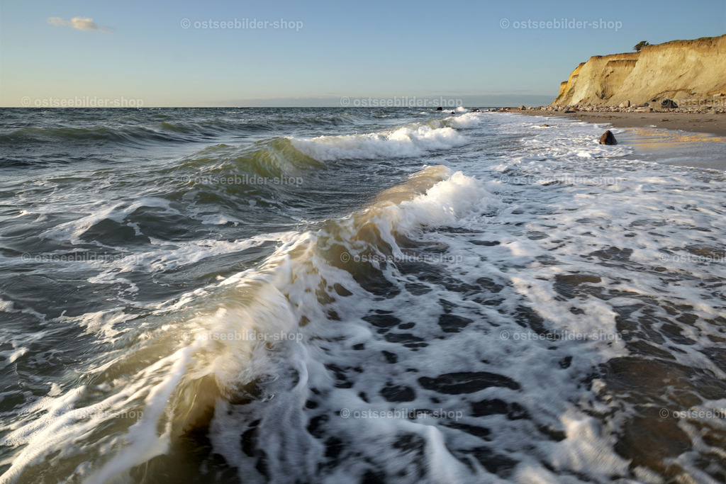 Wellenkämme im Sonnenlicht | Die tief stehende Nachmittagssonne taucht die Wellenkämme vor der Küste in ein warmes helles Licht.