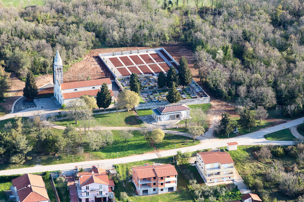 Vue aérienne: Vue de la ville à Fuškulin dans le département Gespanschaft Istrien, Croatie. Photo: IMG_106329.jpg prise le 14/04/2018 par Werner Riehm/FLY-FOTO.eu – Résolution de l'original: 5472 x 3648 px