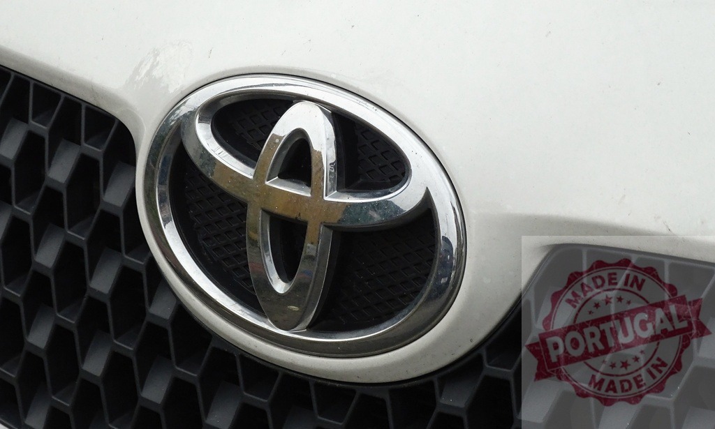 Toyota car logo on vehicle grille close up | Toyota logo emblem on white car grille showing automotive brand identity - Realisiert mit Pictrs.com