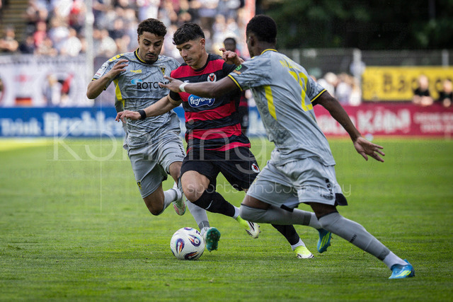 German 3rd Division, Viktoria Koeln vs. Alemannia Aachen, 10.05.2026 | KOELN, GERMANY - MAY 10, 2026:  Taylan Duman (Viktoria Köln, 4), Pierre Nadjombe (Alemannia Aachen, 29) during the 3rd division match on gameday 37 between Viktoria Koeln vs. Alemannia Aachen at the Sportpark Hoehenberg on May 10, 2026 in Koeln, Germany. DFL REGULATIONS PROHIBIT ANY USE OF PHOTOGRAPHS AS IMAGE SEQUENCES AND/OR QUASI-VIDEO.