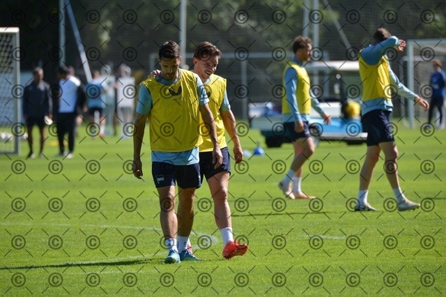 RGE_0277 | Hertha BSC, 2.Bundesliga, Herren, Fußball, Training auf dem Schenckendorffplatz, Dienstag 25.08. 2026, Saison 2026/27,  im Bild li. Josip Brekalo ( Hertha BSC ), Mads Pedersen ( Hertha BSC ),  Fotograf: Ralf Gebhardt - Realisiert mit Pictrs.com
