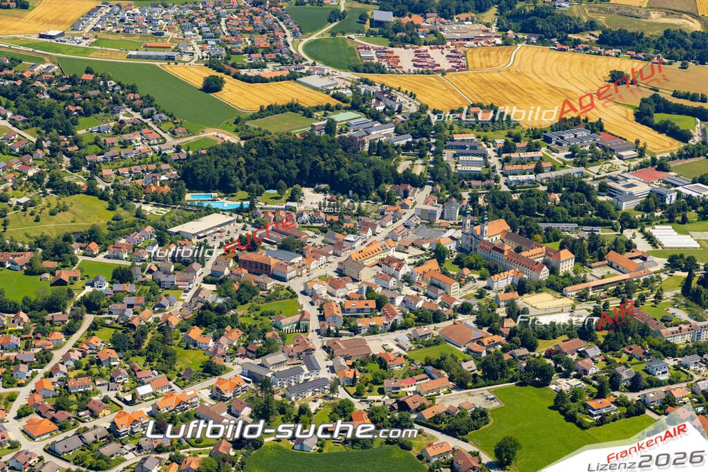 Aktuelles Luftbild von  Fürstenzell - Die Luftaufnahme wurde 2022 mittels UL-Flugzeug erstellt ( keine Drohne ) - hochauflösende Kamera-Systeme von  Canon -Beste Qualität - Für grossformatige Ausdrucke geeignet. Die Geschenkidee !