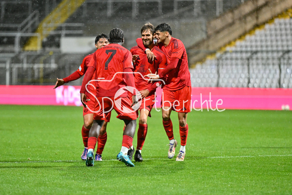 FC Bayern Amateure - TSV Buchbach | Jubel nach dem Treffer zum 2-1 durch Luca DENK (FC Bayern München II #6) / Tor / Jubel / Happy / Tor / torschuezte / Regionalliga Bayern: FC Bayern München II - TSV Buchbach, Gruenwalder Stadion am 27.09.2024