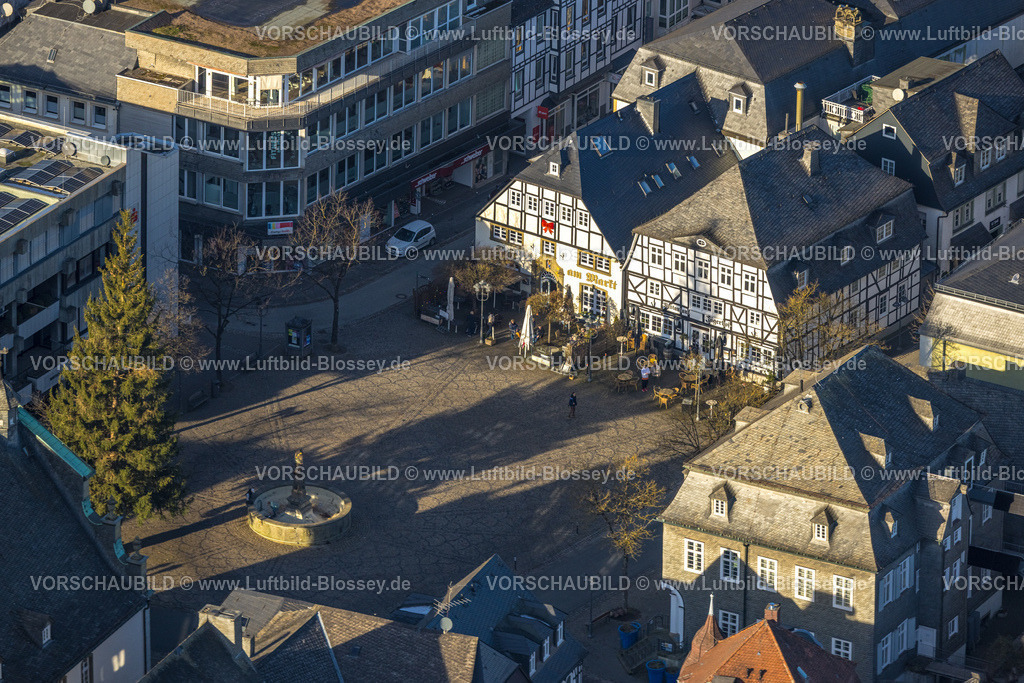 Brilon260104596 | Luftbild, Fachwerkhäuser Gastronomie am Marktplatz mit Cafe am Markt und Restaurant Jägerhof, Außengastronomie, Brilon, Sauerland, Nordrhein-Westfalen, Deutschland