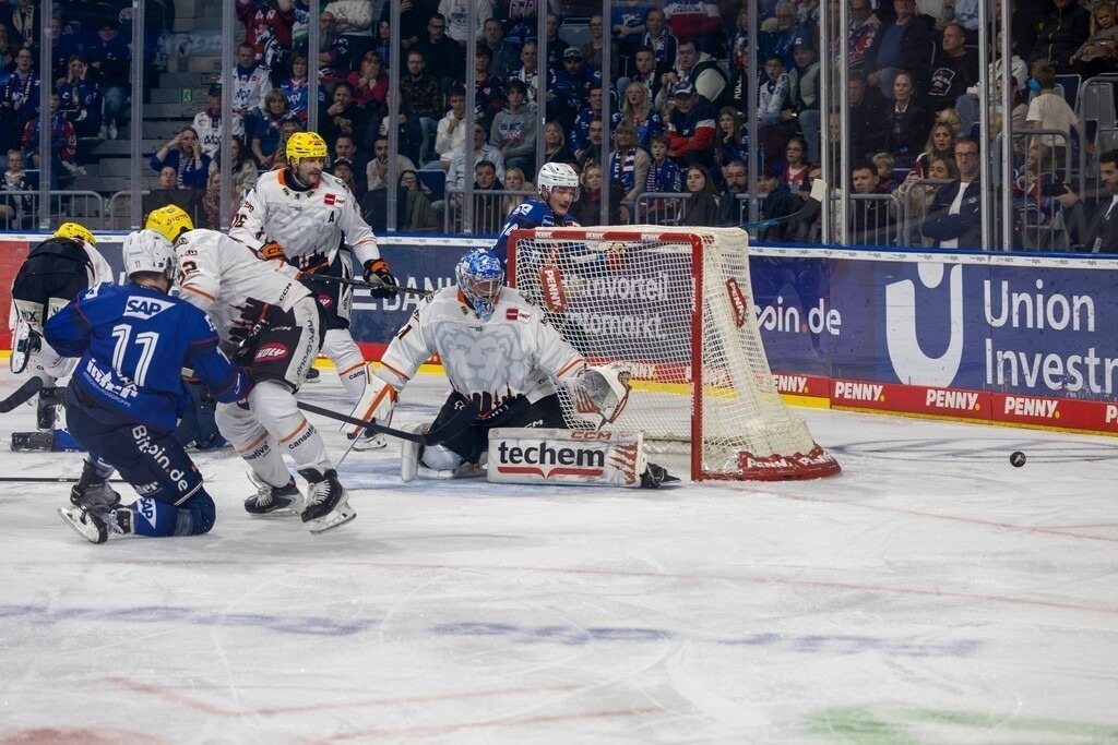DEL, Deutsche Eishockey Liga Saison 2026/27, 11. Spieltag: Adler Mannheim gegen Löwen Frankfurt | DEL, Deutsche Eishockey Liga Saison 2026/27, 11. Spieltag: Adler Mannheim gegen Löwen Frankfurt / Gute Chance für die Adler durch Kristian Reichel (11) - Realisiert mit Pictrs.com