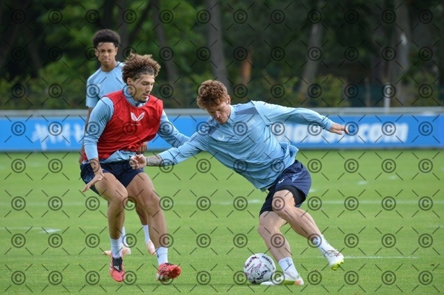 RGE_0093 | Hertha BSC, 2.Bundesliga, Herren, Fußball, Training auf dem Schenckendorffplatz, Dienstag 18.08. 2026, Saison 2026/27,  im Bild von li.  Soufian Gouram ( Hertha BSC ), Sebastian Groenning ( Hertha BSC ),  Fotograf: Ralf Gebhardt - Realisiert mit Pictrs.com