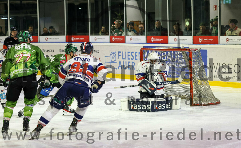 2023-12-17_073_TSV_Erding_gegen_ESC_Kempten | Erding, Deutschland, 17.12.2023:
Eishockey, Bayernliga Vorrunde 2023 / 2024, 18. Spieltag, TSV Erding gegen ESC Kempten, Endergebnis: 5:1

Mauro Seider (ESC Kempten, #91), Torwart Luca Mayer (ESC Kempten, #32)

Foto: Christian Riedel / fotografie-riedel.net