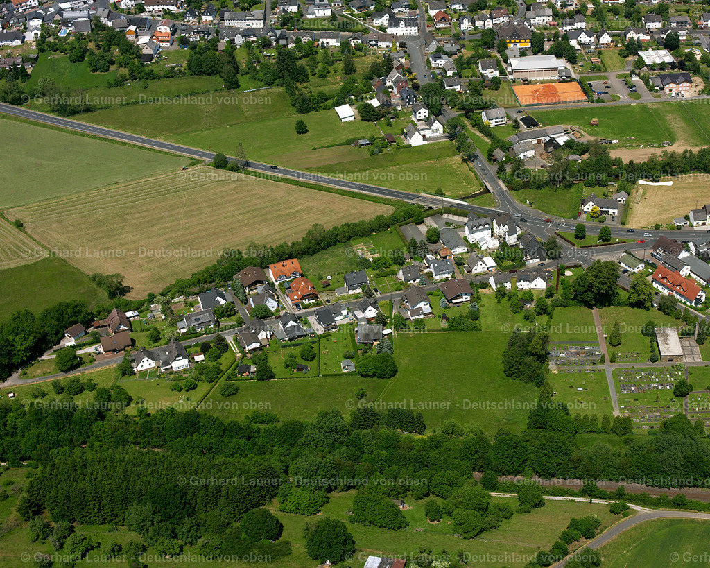 2611170 | ALLENDORF 09.06.2006 Landwirtschaftliche Nutzflächen und Feldgrenzen  umsäumen das Siedlungsgebiet des Dorfes in Allendorf im Bundesland Hessen, Deutschland // Agricultural land and field boundaries surround the settlement area of the village  in Allendorf in the state Hesse, Germany Foto: Gerhard Launer