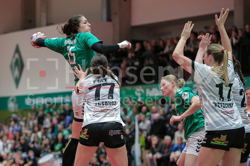 Handball, 2. Bundesliga Frauen, SV Werder Bremen - HL Buchholz 08-Rosengarten | v.li.: Anna Lena Bergmann (SV Werder Bremen, 25) beim Wurf, am Ball, Spielszene, Aktion, Action
