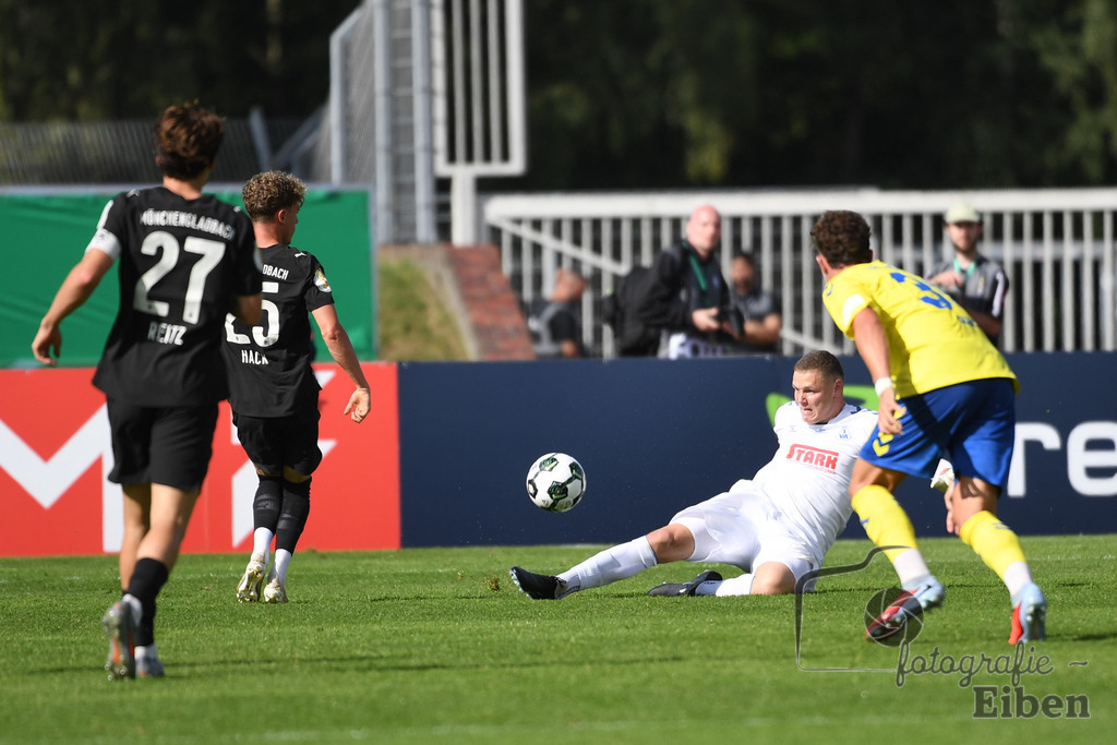 SV Atlas-Delmenhorst-Borussia Mönchengladbach | DFB-Pokal 1. Runde;SV Atlas Delmenhorst (gelb)-Borussia Mönchengladbach (schwarz) am 17.08.2025 in Oldenburg (Marschweg-Stadion), Photo: Philip Eiben 2025 - Realisiert mit Pictrs.com