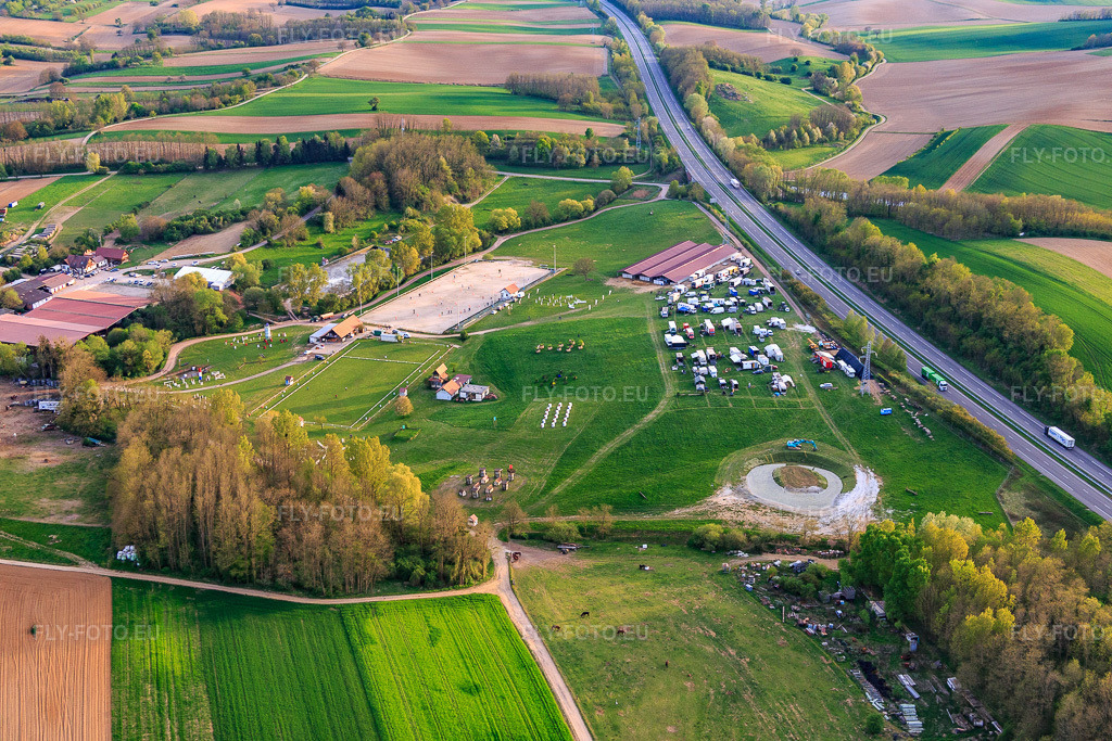 Vue aérienne: Tournoi équestre au Haras De La Née à Mothern dans le département Bas Rhin, France – .Photo: IMG_077996.jpg prise le 24/04/2015 par Werner Riehm/FLY-FOTO.eu – Résolution de l'original: 5472 x 3648 px – Haras de la Nee équitation chevaux concours