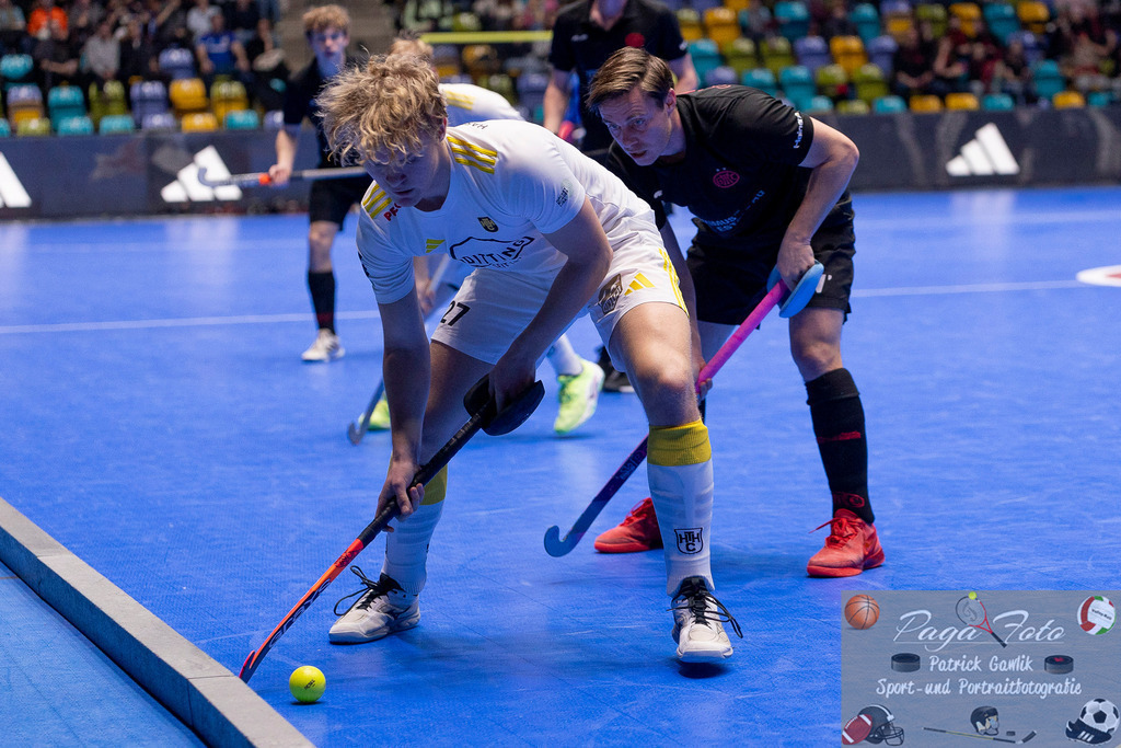Volvo E.R.B. Final 4 Halbfinale Männer: Harvestehuder HTC - Gladbacher HTC, 25.01.2025 | Vincent Julius Scholz (Harvestehuder THC #27) & Mats Grambusch (Gladbacher HTC #3) im kampf um den Ball, Harvestehuder HTC - Gladbacher HTC, Frankfurt, Süwag Arena, 25.1.2025 - Realisiert mit Pictrs.com