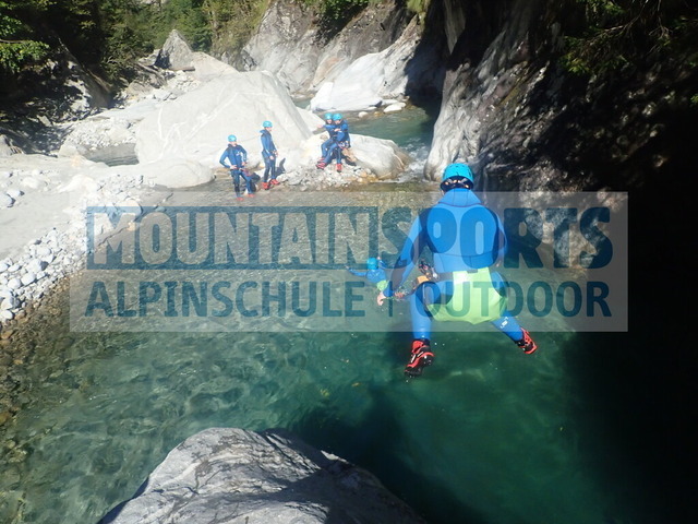 PC020024 | Bestelle die Bilder deines Berg- oder Wasser-Abenteuers mit Mountain Sports bequem von zu Hause aus direkt über unseren Online Fotoshop von pictrs.com. - Realisiert mit Pictrs.com