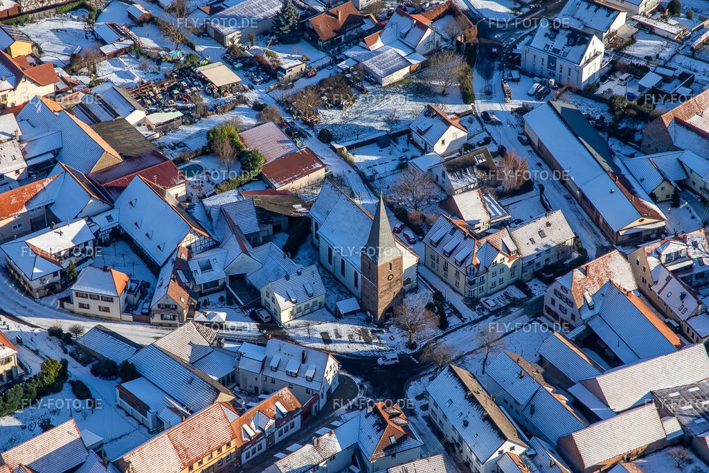 Protestantische Kirche im Winter bei Schnee | Luftbild: Protestantische Kirche im Winter bei Schnee im Ortsteil Schweigen in Schweigen-Rechtenbach im Bundesland Rheinland-Pfalz in Deutschland. Foto: IMG_139715.jpg vom 16.01.2024 durch ©2025 Werner Riehm fly-foto.de/copyright - Realisiert mit Pictrs.com