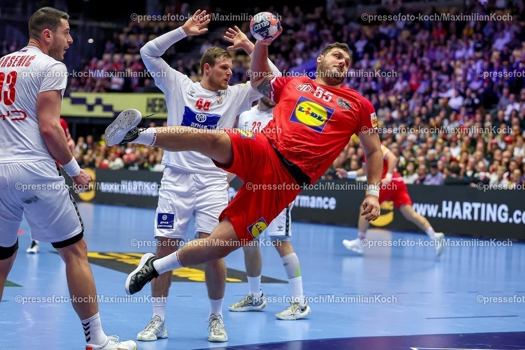 EHF19012601099 | 19.01.2026, Handball, Men's EHF EURO 2026, Österreich - Serbien, Jyske Bank Boxen in Herning, Dänemark, Preliminary Round:  Tobias Wagner (Austria #55) im Zweikampf gegen   Mijajlo Marsenic (Serbien #93)  Dragan Pechmalbec (Serbien #46) 