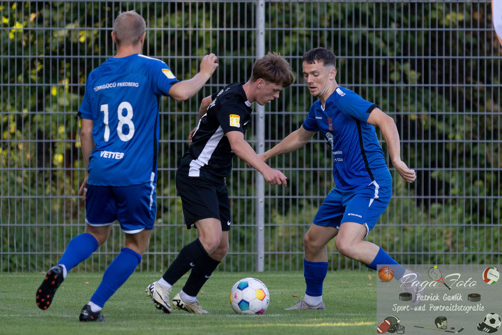 Hessenliga: Türk Gücü Friedberg - FC Eddersheim, 09.08.2024 | Fabio Wollstadt (FC Eddersheim #3) &amp; Niklas Kraus (Türk Gücü Friedberg #13) &amp; Maik Vetter (Türk Gücü Friedberg #18) im Kampf um den Ball, Türk Gücü Friedberg - FC Eddersheim, Friedberg, Städtischer Sportplatz, 9.8.2024 - Realisiert mit Pictrs.com
