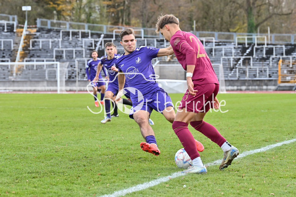 TSV Schwaben Augsburg - FC Augsburg II | im Duell Bastian KURZ (TSV #9) und Constantin KRESIN (FC Augsburg II 23) / Zweikampf / Regionalliga Bayern: TSV Schwaben Augsburg - FC Augsburg II, Rosenaustadion am 23.11.2024