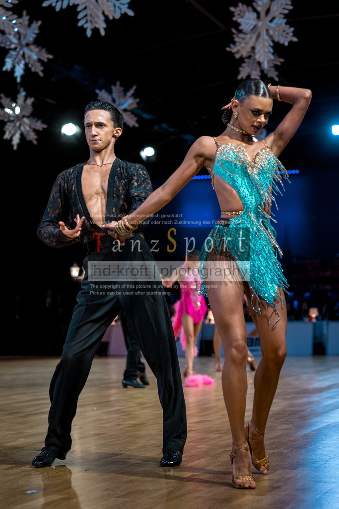 20251213_Baltic-GP_2269-2 | Tanzsportbilder, Standardtanz, Lateintanz, WDSF, DTV, LTVB, dancecomp, goc, hessen tanzt, blaues band der spree, walzer, tango, wiener walzer, slowfox, quickstepp, samba, rumba, cha-cha-cha, paso doble. jive, hd-kroft photography, turniertanzsport