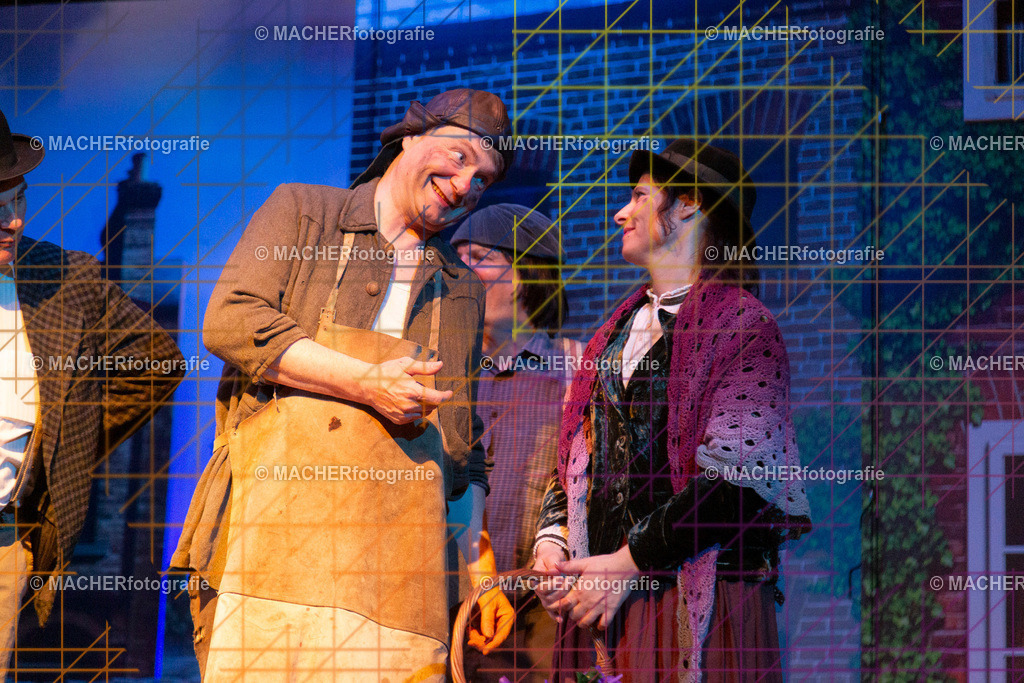 074_MFL-2025 | Portraitbilder von Regisseur; Darsteller; Techniker; Maske; Kostüme; Chor; Musiker; Bilderserie der Generalprobe und der Premierenvorstellung, Szenenbilder; Ausdrucksstudien; Bühnenüberblick; Bühnenkulissen; Pressefotos inkl. Redaktionsfoto Darstellergruppe.