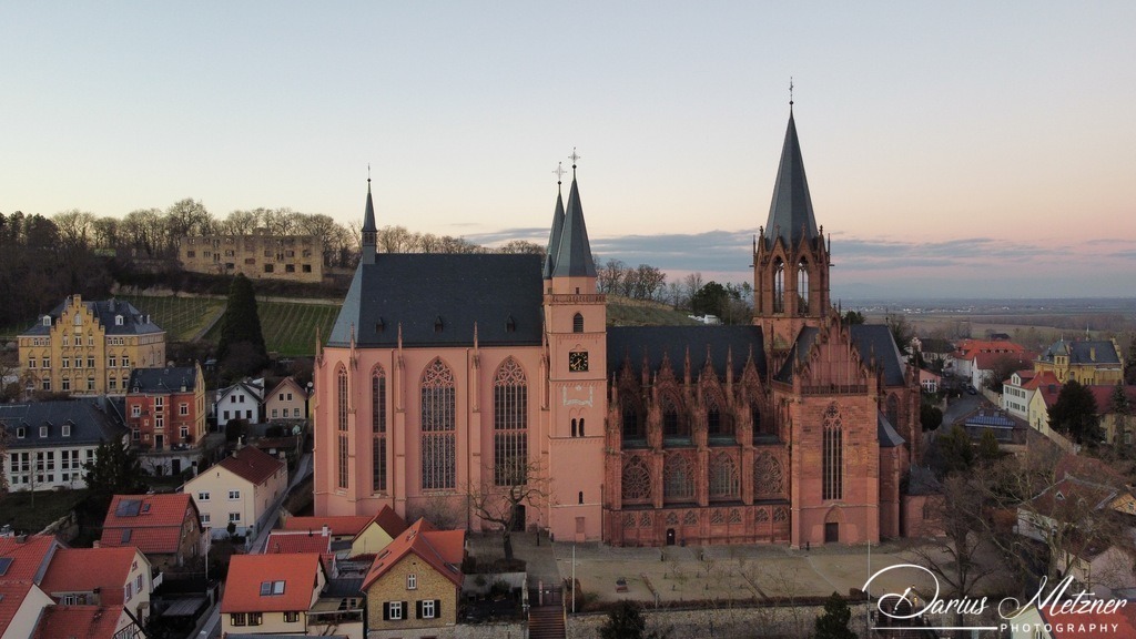 Katharinenkirche in Oppenheim | Die imposante Katharinenkirche in Oppenheim gilt als eine der bedeutendsten gotischen Kirchen am Rhein. Ihre Errichtung erfolgte in mehreren Bauabschnitten im 13., 14. und 15. Jahrhundert. Heute ist sie eine der schönsten Sehenswürdigkeiten in Rheinhessen.