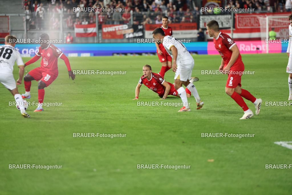 SV Wehen Wiesbaden - Rot-Weiss Essen | Wiesbaden, Deutschland, 22.08.2025XXwährend des drittliga Spiels zwischen SV Wehen Wiesbaden und Rot-Weiss Essen am 22.08.2025 in der BRITA-Arena in Wiesbaden. (Foto von Timo Bluhmki-Schmidt/Brauer Fotoagentur