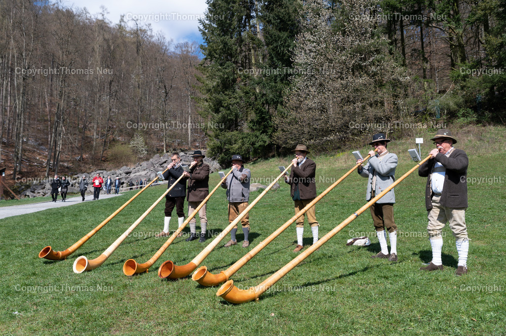 DSC_4605 | Festakt 15 Jahre Felsenmeer-Informationszentrum in Reichenbach, Alphornbläser vor dem FIZ , Bild: Thomas Neu