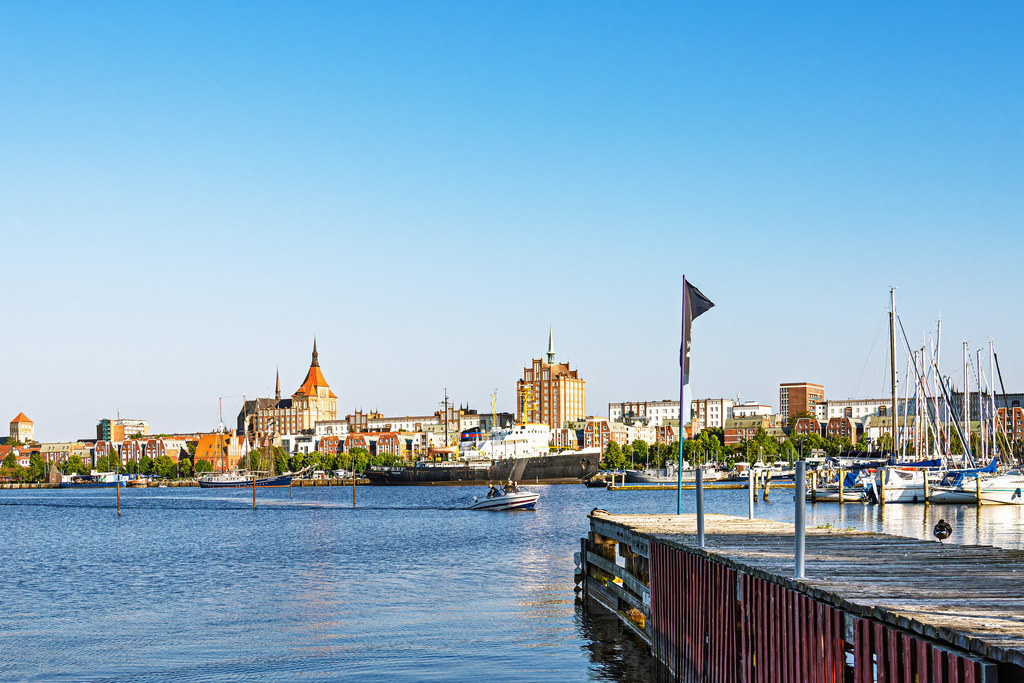 Blick über die Warnow mit Steg und Booten auf die Hansestadt Rostock | Blick über die Warnow mit Steg und Booten auf die Hansestadt Rostock.